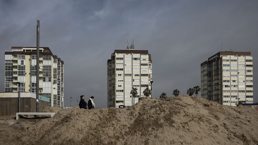 Costa da Caparica. 35 pessoas retiradas de casa após deslizamento de terras