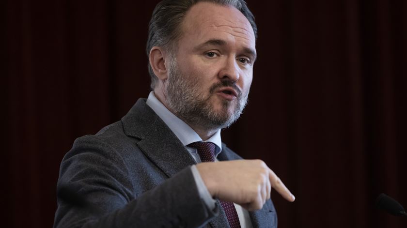 Bruxelas alerta para "potencial perturbação prolongada" na energia e quer menos procura