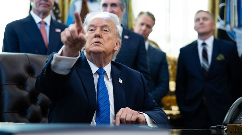 Casa Branca apaga publicação de Trump que comparava Barack e Michelle Obama a macacos