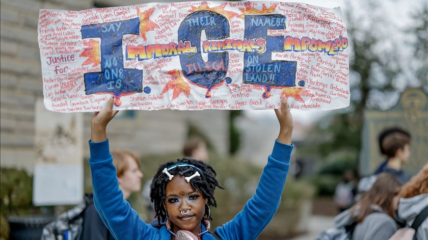 Juiz ordena libertação de criança de cinco anos e pai detidos em operação do ICE nos EUA