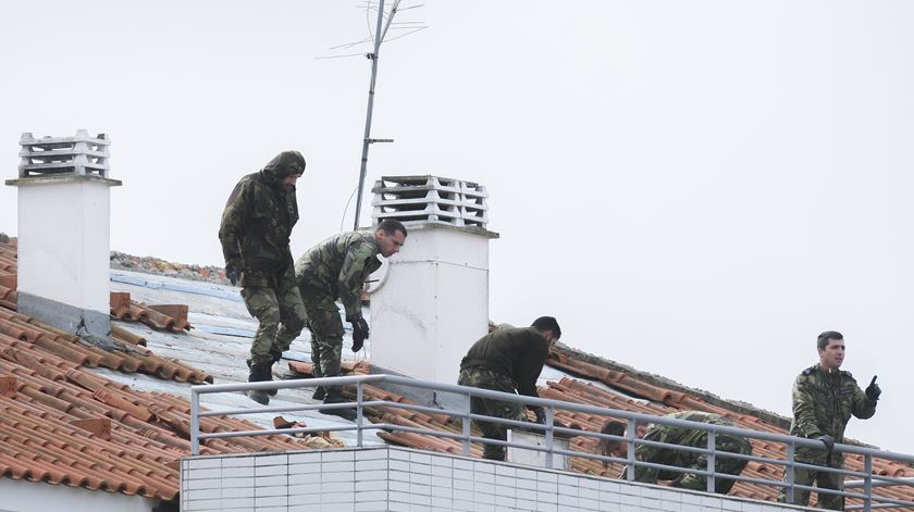 Limpeza de vias, apoio no alojamento e refeições. Mais de mil militares estão no terreno a ajudar a população