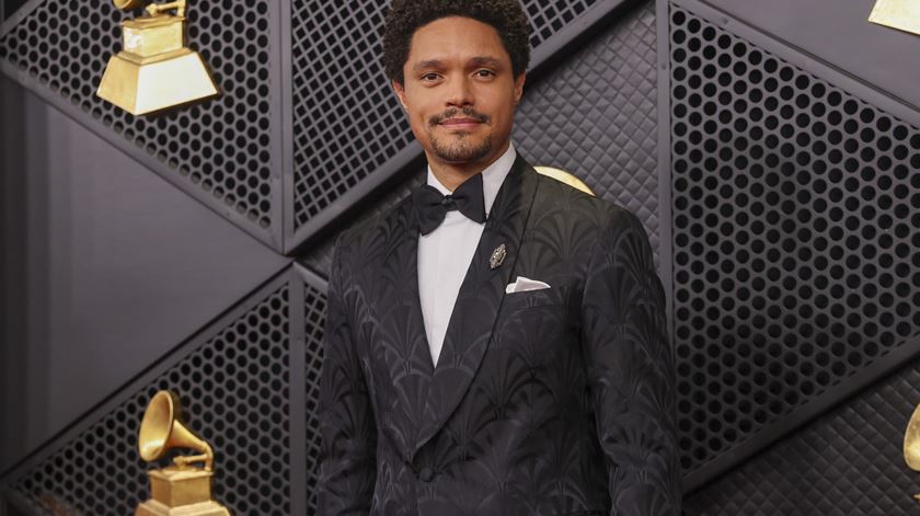 "Patético e sem talento": Trump ameaça processar apresentador dos Grammys após piada sobre caso Epstein