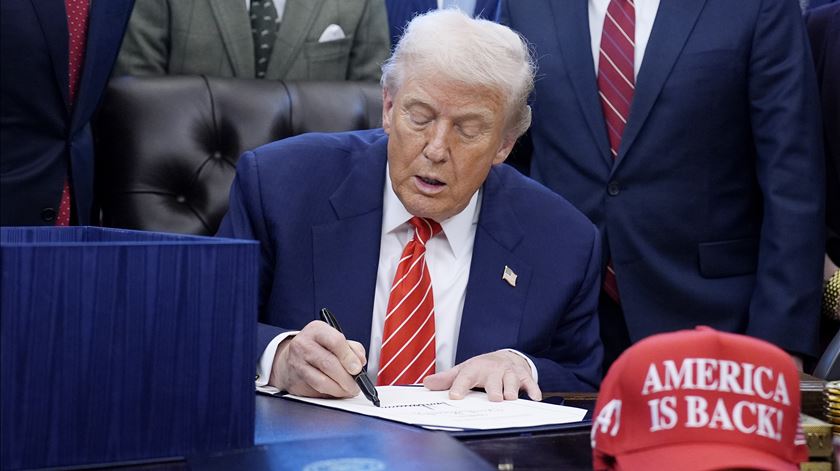 Mencionado mil vezes nos arquivos Epstein, Trump diz que "é tempo" de seguir em frente