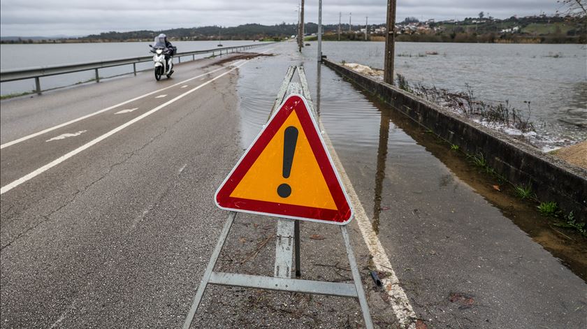 Dez distritos sob aviso laranja devido a agitação marítima