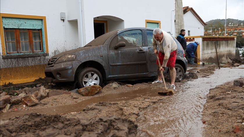 Operações de limpeza em Portalegre após derrocada provocada pelo mau tempo - 05 fevereiro 2026. Foto: Nuno Veiga/Lusa