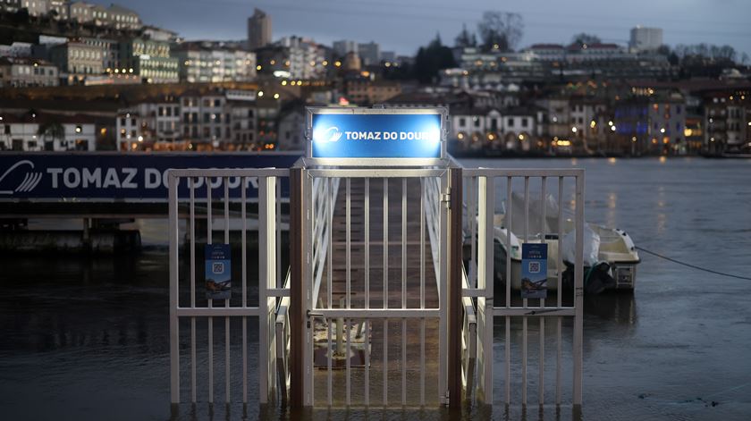 Douro transbordou de madrugada e ocupou margens do Porto e Gaia. Foto: Estela Silva/Lusa