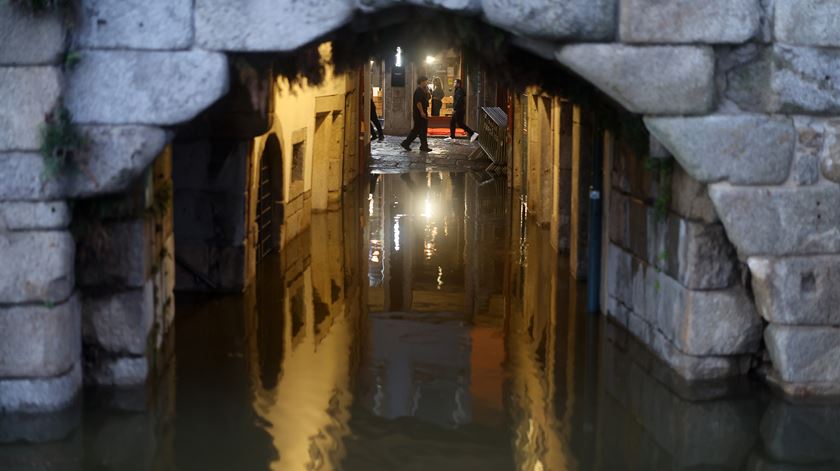 Douro transbordou de madrugada e ocupou margens do Porto e Gaia. Foto: Estela Silva/Lusa