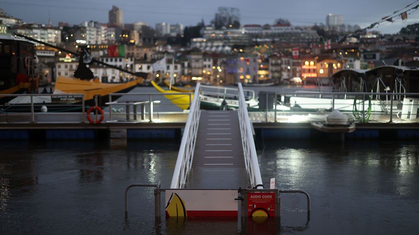Douro transbordou de madrugada e ocupou margens do Porto e Gaia. Foto: Estela Silva/Lusa