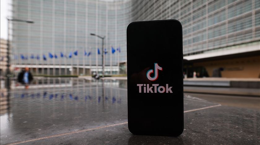Comissão Europeia considera que TikTok viola regras digitais por criar dependência