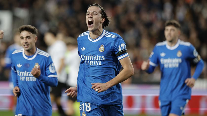 Carreras marca, Real Madrid vence