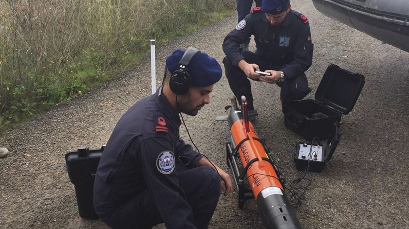 Militares preparam um veículo submarino telecomandado que tem vindo a ajudar nas buscas em Borba. Foto: Marinha Portuguesa