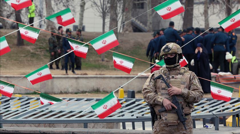 Estudantes retomam protestos contra o regime