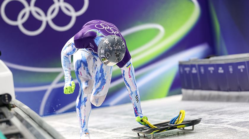 Readmitido atleta ucraniano banido por capacete que honra mortos da guerra