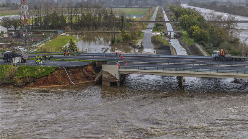 Troço da A1 ruiu na zona de Coimbra após ruptura de dique - Renascença