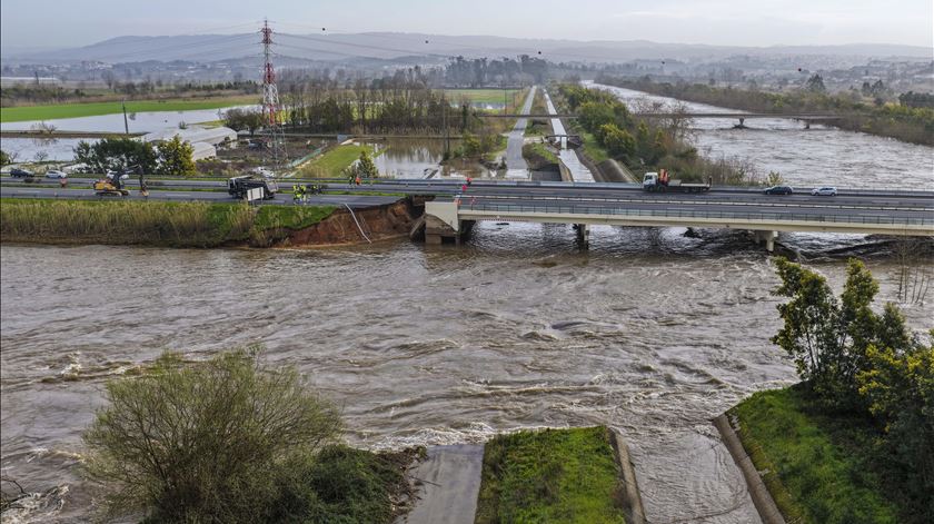 Mau tempo. Brisa sugere alternativas à interrupção de troço da A1 que colapsou em Coimbra