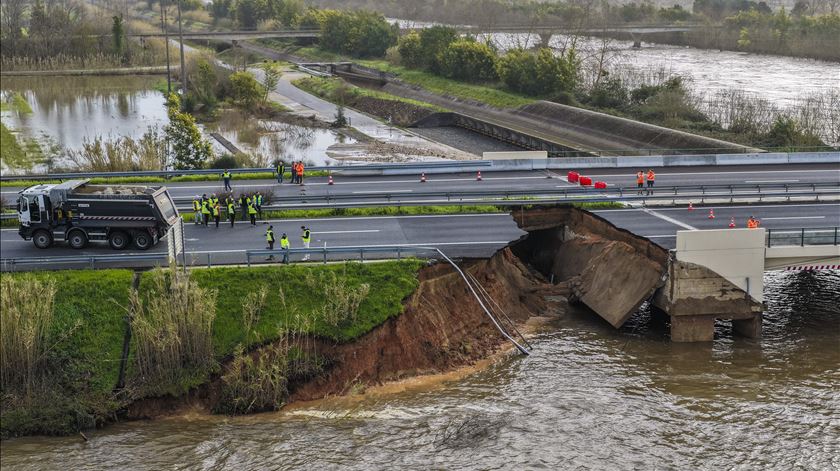 Troço da A1 ruiu na zona de Coimbra após ruptura de dique - Renascença