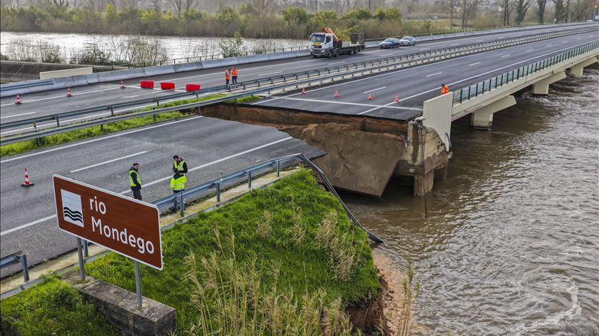 Intervenção concluída no dique que rompeu no rio Mondego, em Coimbra