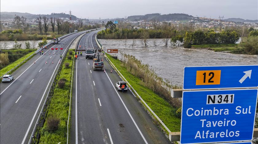 Troço da A1 ruiu na zona de Coimbra após ruptura de dique - Renascença