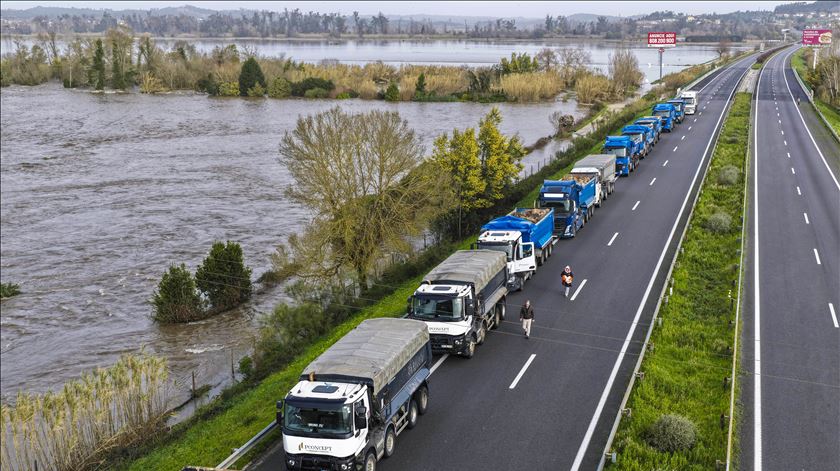 Troço da A1 ruiu na zona de Coimbra após ruptura de dique - Renascença
