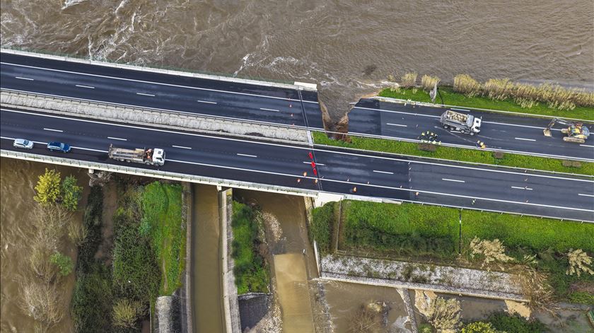 Troço da A1 ruiu na zona de Coimbra após ruptura de dique - Renascença