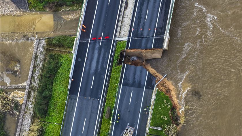 As imagens do bloco da A1 em Coimbra que desabou depois do dique do Mondego rebentar