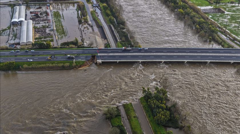 Consolidação de aterro sob A1 concluída e reconstrução avança esta semana
