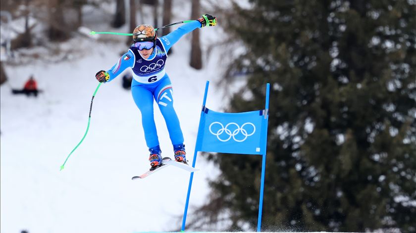 Tem 35 anos, partiu a perna há 10 meses e tornou-se a mais velha campeã no ski alpino