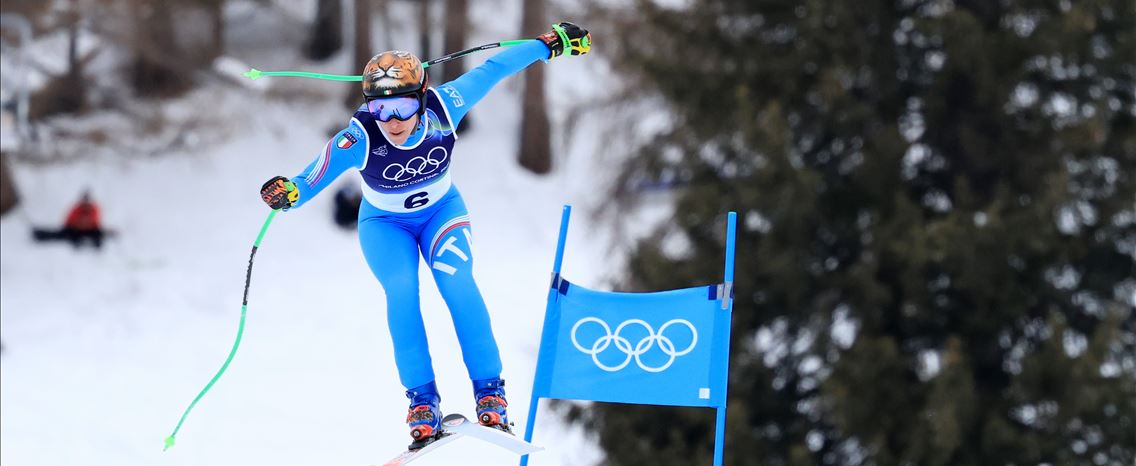 Tem 35 anos, partiu a perna há 10 meses e tornou-se a mais velha campeã no ski alpino nos JO de Inverno