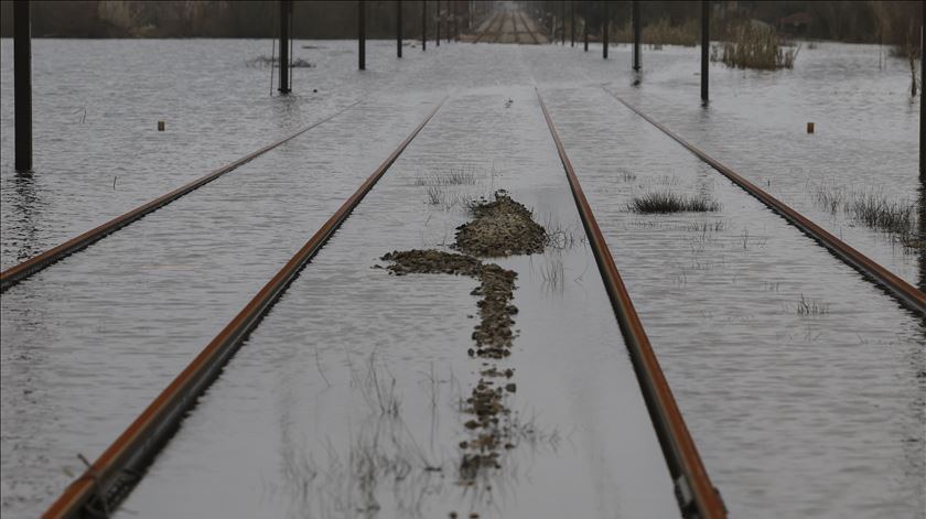 Suspensos comboios de longo curso entre Porto e Lisboa