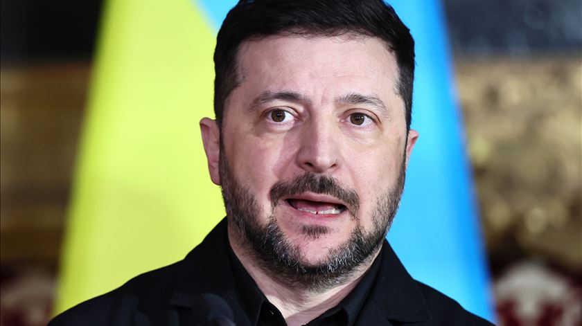 Moscovo prepara novos "ataques em massa" contra setor energético, diz Zelensky