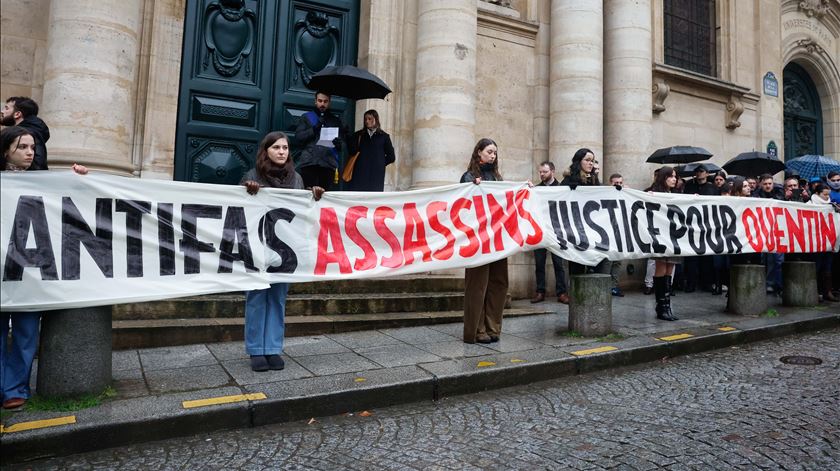 França: Assessores parlamentares detidos em caso de homicídio de militante de extrema-direita