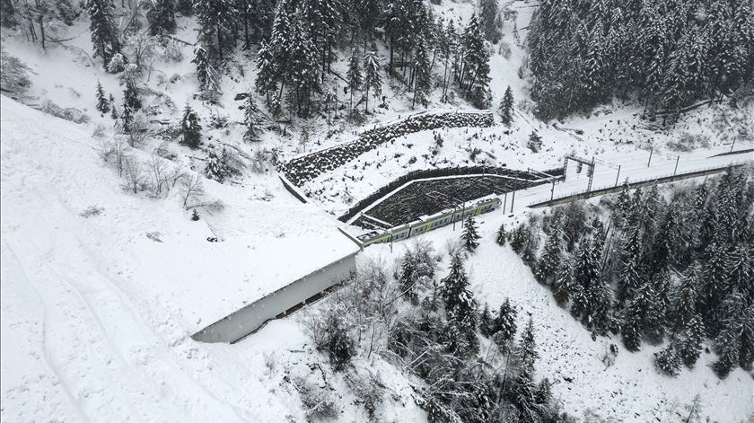 Comboio descarrila após avalanche nos Alpes suíços