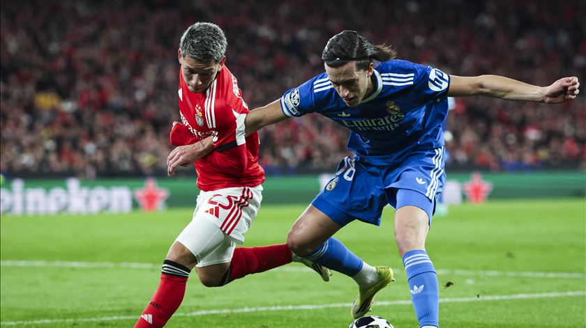 Apesar da suspensão, Prestianni viaja para Madrid com o Benfica