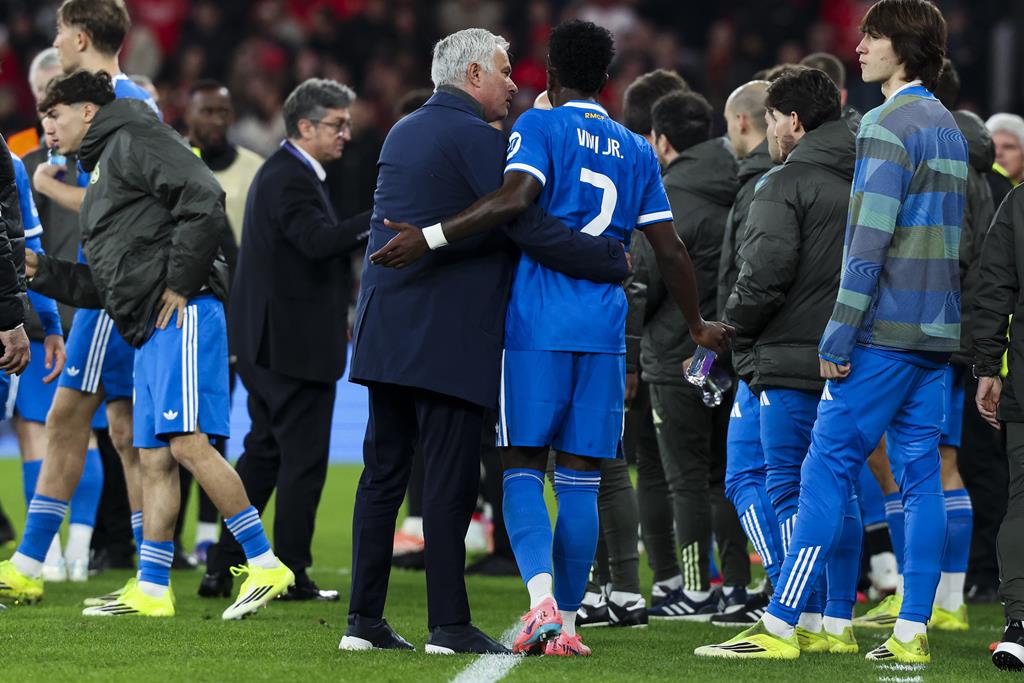 Jose Mourinho e Vinicius Junior no Benfica - Real Madrid (josé mourinho e vinícius júnior) . Foto: Jose Sena Goulao/EPA Jose Mourinho e Vinicius Junior no Benfica - Real Madrid (josé mourinho e vinícius júnior) . Foto: Jose Sena Goulao/EPA