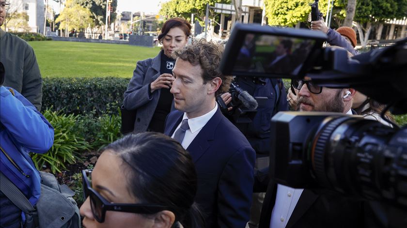 Dono do Facebook e Instagram vai pela primeira vez a tribunal responder ao "vício" nas redes sociais