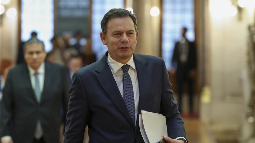 Governo contrata plataforma para vigiar redes sociais, mas recusa estar a "monitorizar" jornalistas