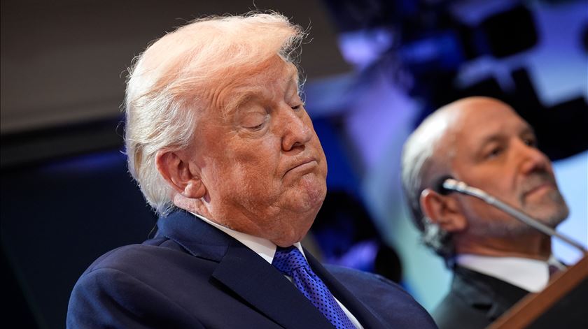 Trump ameaça enviar agentes do ICE para garantir controlos de segurança nos aeroportos Trump ameaça enviar agentes do ICE para garantir controlos de segurança nos aeroportos