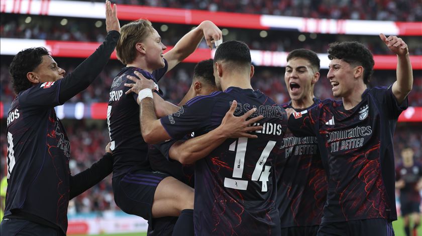 Benfica despacha AVS na primeira parte