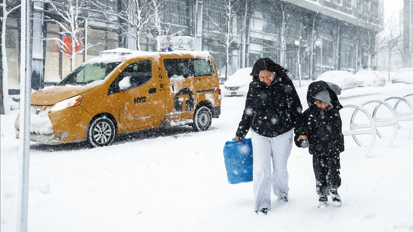 Tempestade de neve paralisa Nova Iorque e outras cidades