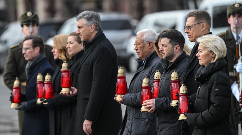 Líderes europeus prometem apoio à Ucrânia à medida que a guerra entra no quinto ano
