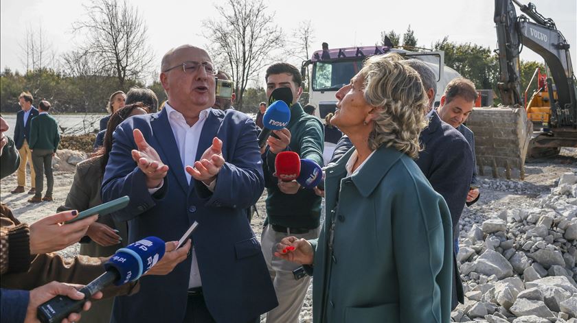 "Em Coimbra não volta a fazer isto". Autarca e ministro da Agricultura discutem em público "Em Coimbra não volta a fazer isto". Autarca e ministro da Agricultura discutem em público