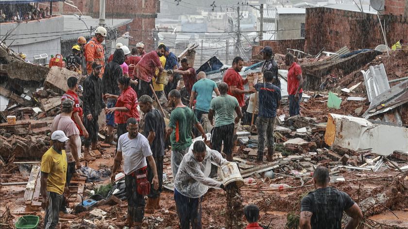 Pelo menos 30 mortos após chuvas torrenciais em Minas Gerais