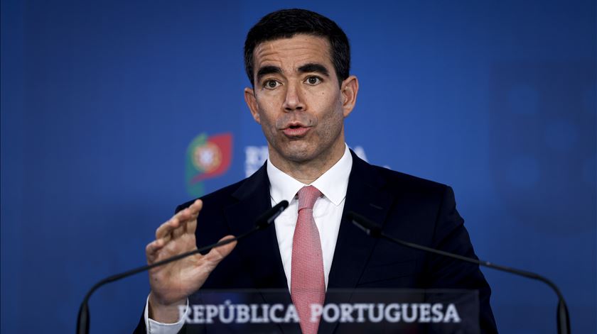 Governo quer alargar prazos de detenção de imigrantes até ano e meio