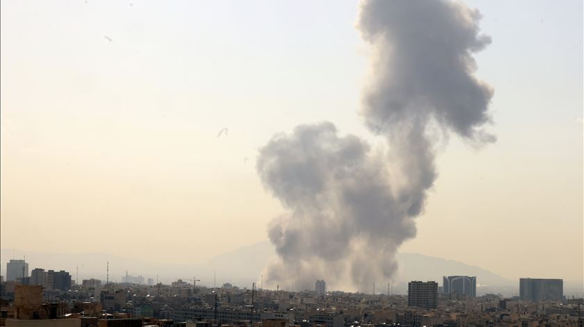 EUA atacam alvos iranianos e Teerão retalia em todo o Médio Oriente
