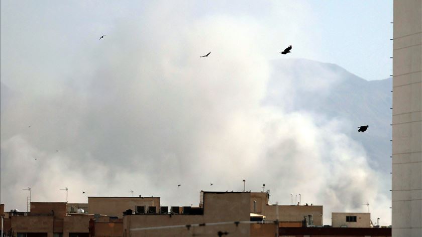 Médio Oriente fecha espaços aéreos e companhias suspendem voos