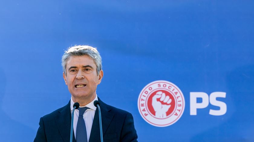 Eleições diretas no PS terminam este sábado com reeleição de Carneiro garantida