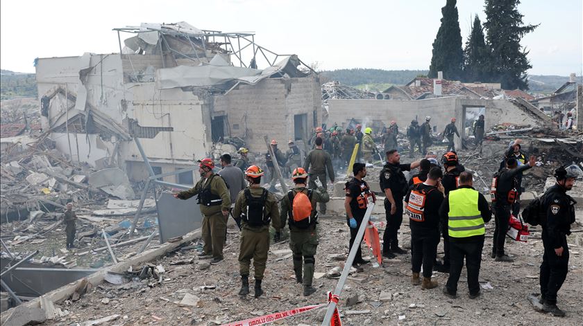 Seis mortos e dezenas de feridos por míssil perto de Jerusalém