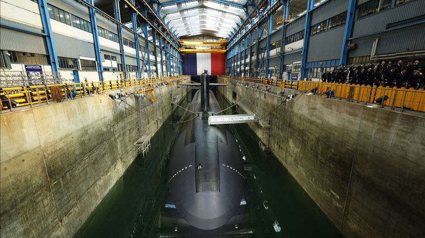 França vai reforçar arsenal nuclear e capacidade de dissuasão