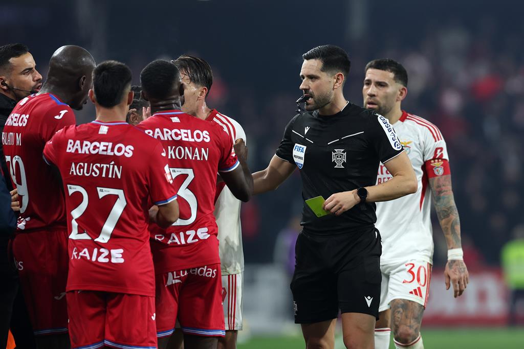 Árbitro João Gonçalves no Gil Vicente - Benfica. Foto: Estela Silva/EPA Árbitro João Gonçalves no Gil Vicente - Benfica. Foto: Estela Silva/EPA