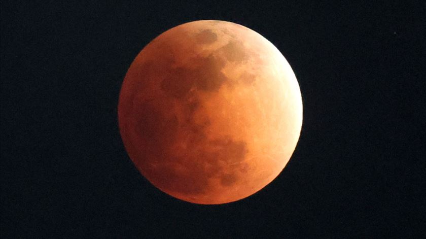 Eclipse lunar total deixou a Lua cheia vermelha: por que não foi visível em Portugal? Eclipse lunar total deixou a Lua cheia vermelha: por que não foi visível em Portugal?